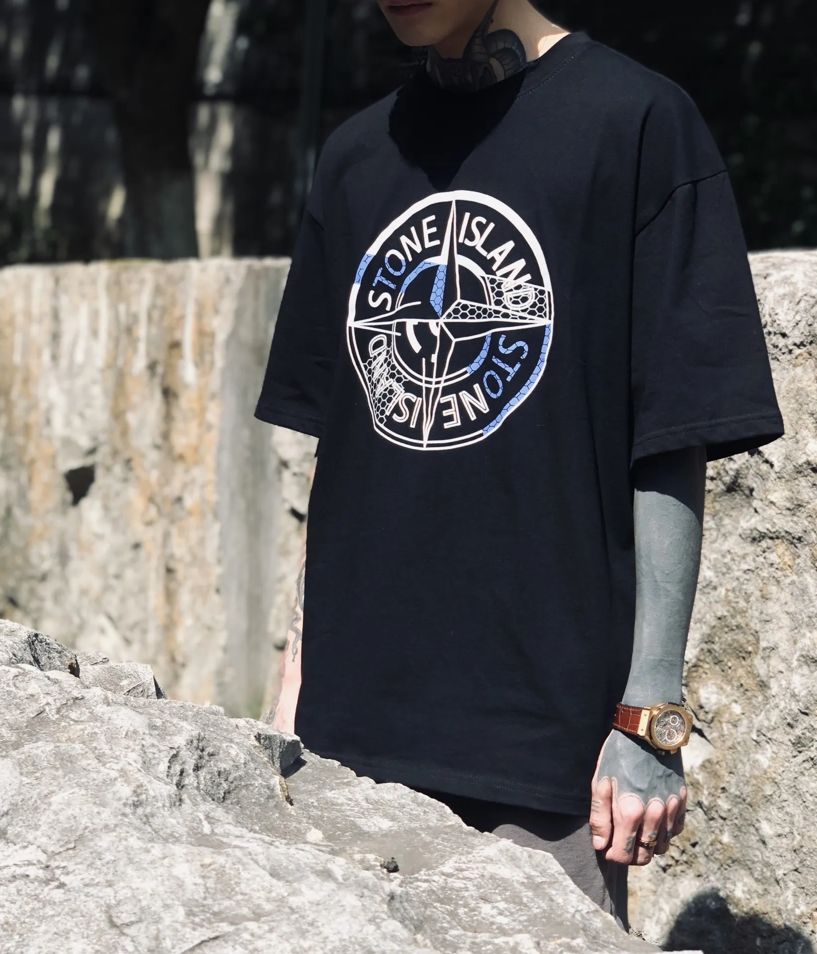 W625#P110💰 [Stone lsland/Stone Island summer new chest broken grid compass printed short-sleeved T-shirt] ⚠️[Original creation, high control of details] - Made of 260 grams of combed cotton, 32 count double yarn, soft and comfortable to the touch, sweat-absorbent and breathable. - Simple, basic and versatile style, original quality, the first choice for couples. - Made in a large factory, four needles and five threads on the shoulder, neatly arranged, high quality workmanship. - Same style for men and women. Very versatile, one piece for everyone, details are clearly visible. Color: Black White Size: M L